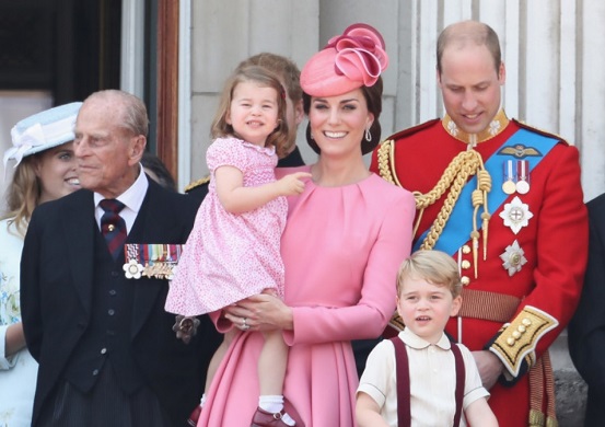 принц Филипп и принц Уильям с семьей